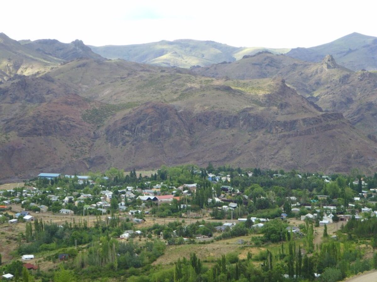 Pueblo de Andacollo entre las montañas del norte neuquino