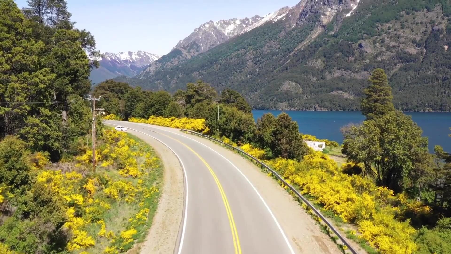 Ruta de montaña junto a un lago